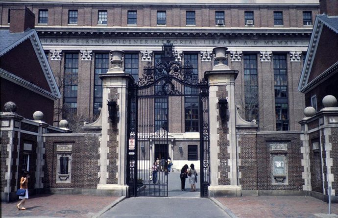 Acceso a un edificio de la Universidad de Harvard
