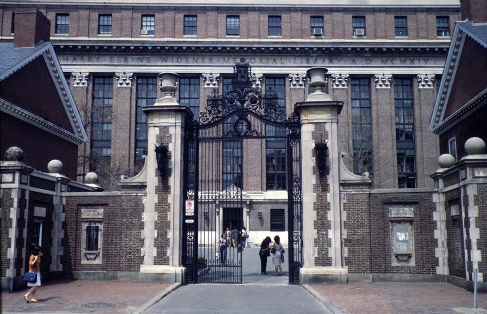 Acceso a un edificio de la Universidad de Harvard