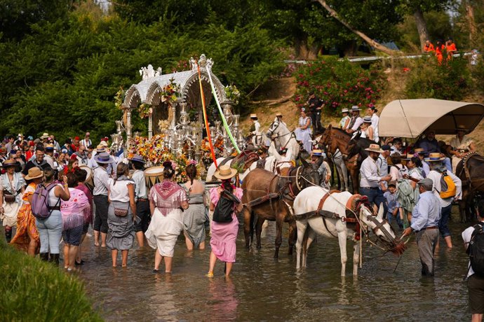 Imágenes del paso de la Hermandad del Rocío de Cabra por el Vado del Quema, a 3 de junio de 2025 en Sevilla (Andalucía, España). Ya están caminando hacia El Rocío muchas de las hermandades que salen desde los punto geográfico mas lejanos de la provincia d