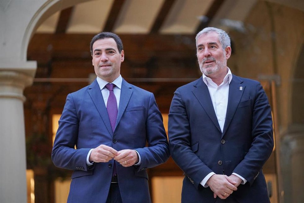 Archivo - El lehendakari, Imanol Pradales (i), se reúne con el presidente de Canarias, Fernando Clavijo (d), en el Palacio de Ajuria Enea, a 12 de diciembre de 2024, en Vitoria-Gasteiz, Álava