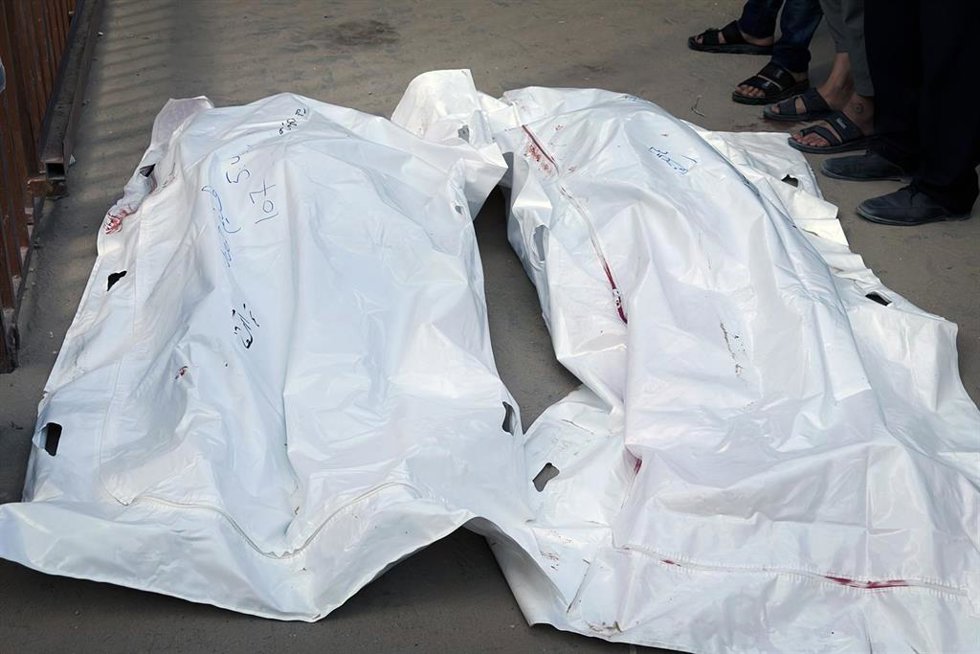 Cuerpos de dos palestinos muertos tras ser tiroteados por Israel cuando iban a recoger ayuda en un centro de distribución en el sur de la Franja de Gaza (archivo)