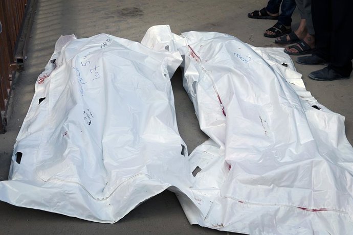 3 de junho de 2025, Cidade de Gaza, Faixa de Gaza, Território Palestino: Palestinos choram ao lado dos corpos de parentes que foram mortos por fogo israelense enquanto se reuniam perto de um centro de ajuda apoiado pelos EUA, no hospital Nasser, no sul da