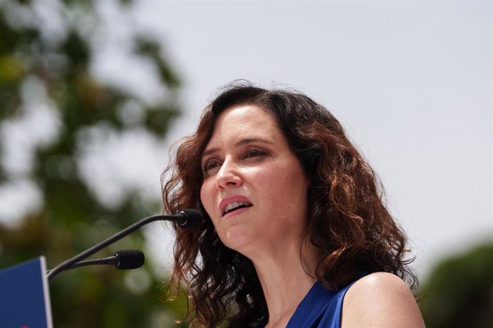 La presidenta de la Comunidad de Madrid, Isabel Díaz Ayuso, interviene durante el acto en el que el Partido Popular hace balance de la gestión del Gobierno de la Comunidad de Madrid en el ecuador de legislatura, en el parque de Berlín, a 1 de junio de 202