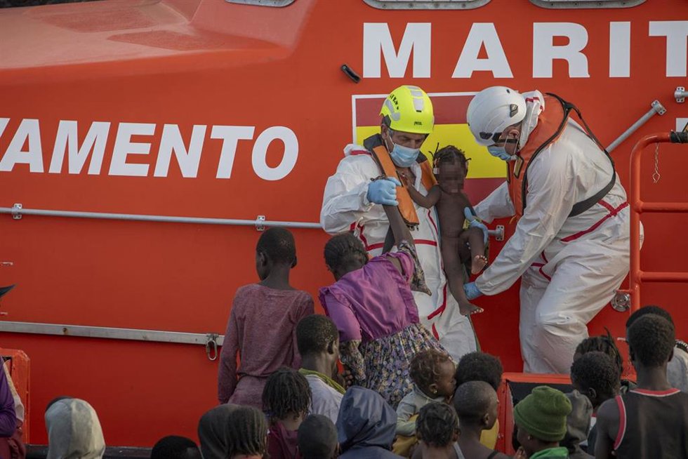 Archivo - Salvamento Marítimo rescata a varios menores cerca del Puerto de la Restinga