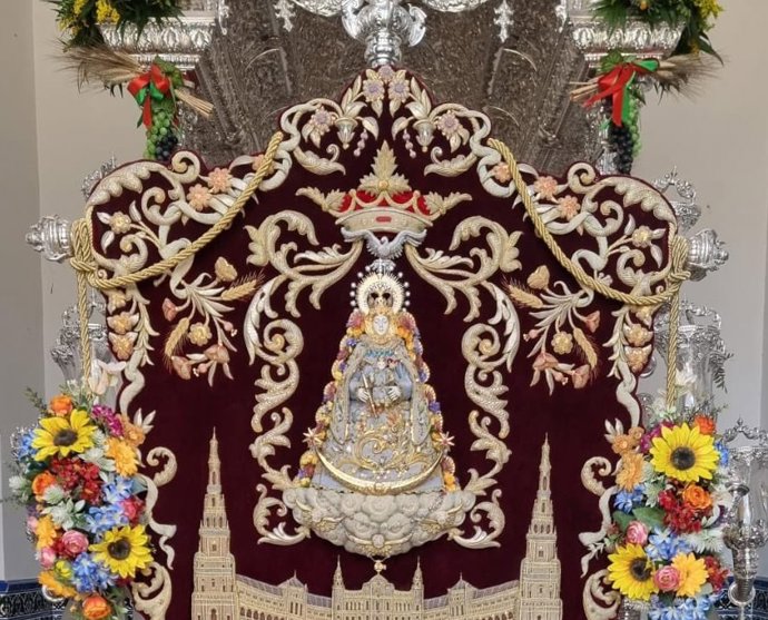 Detalle del Simpecado de Sevilla Sur junto a su carreta de plata.