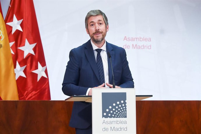 El consejero de Digitalización, Miguel López-Valverde, el consejero de Presidencia, Justicia y Administración Local, Miguel Ángel García, durante un pleno de la Asamblea de Madrid, a 14 de mayo de 2025, en Madrid (España).