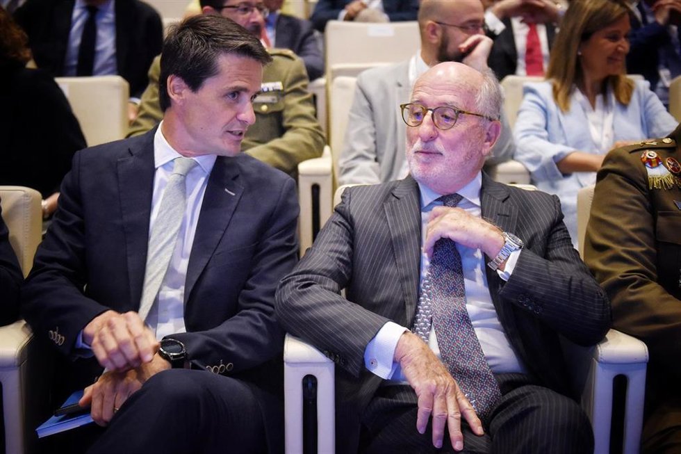 El presidente de Repsol, Antonio Brufau Niubó (d), durante la jornada 'Energía y Geoestrategia, y el presidente del comité español del consejo mundial de la energía y vicepresidente del club español de la energía (ENERCLUB), Pedro Vasconcelos (i), en e
