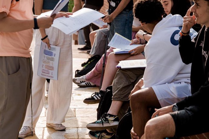 Alumnos repasan apuntes