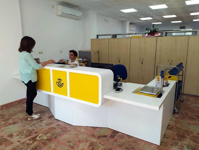 Interior de una oficina correo. 