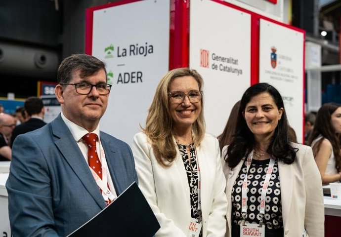 La consejera de Economía, Innovación, Empresa y Trabajo Autónomo, Belinda León, junto al director general de Empresa, Energías e Internacionalización, Amadeo Lázaro, participa en la inauguración oficial de la feria South Summit 2025