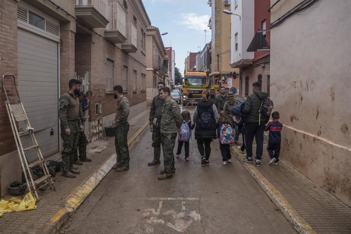 Archivo - Arxiu - Militars junt amb els alumnosa l'eixida d eun col·legi després de la dana