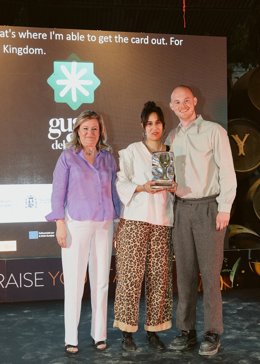 La directora general de Industrias, Innovación y Cadena Agroalimentaria de la Consejería de Agricultura, Cristina de Toro, con el chef, Will Stoyle, y la sumiller, Zoé Donadio, ganadores en al Maridaje Creativo en Copa Jerez
