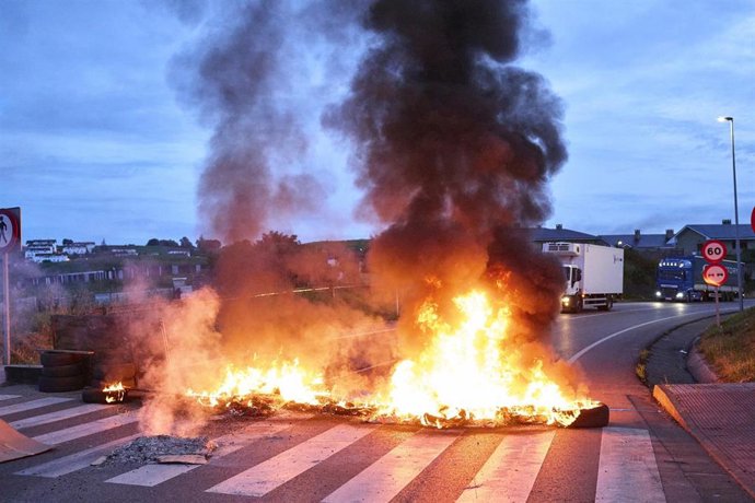 Varios trabajadores del metal hacen una hoguera durante la segunda jornada de la huelga del metal en Cantabria