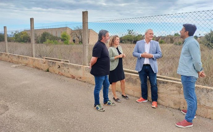 Representantes de MÉS per Mallorca visitan el campo de tiro de Son Amora.
