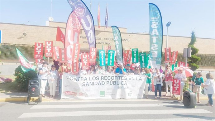 Protesta de los sindicatos en el Hospital Virgen del Rocío de Sevilla.