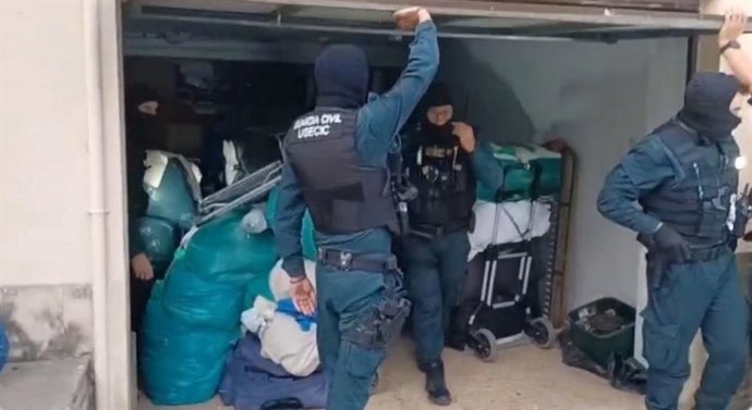Agentes de la Guardia Civil en la entrada y registro a uno de los almacenes donde se guardaba material presuntamente falsificado para su venta