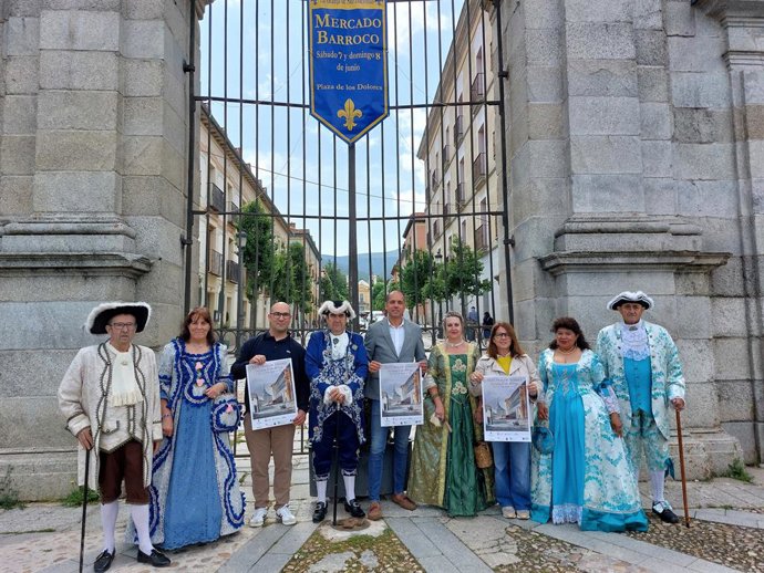 O prefeito de La Granja, Samuel Alonso (centro), junto com os participantes do Mercado Barroco na apresentação da 23ª edição.