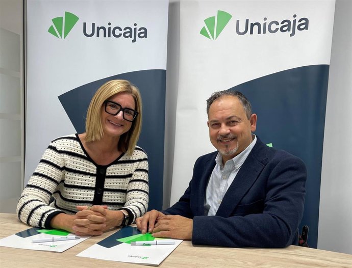 La directora de Relación con Grupos de Interés de Unicaja, María José Rivera, y el presidente del Club de Baloncesto Silla de Ruedas Valladolid, José Antonio de Castro Blanco, firman la renovación del convenio de colaboración.