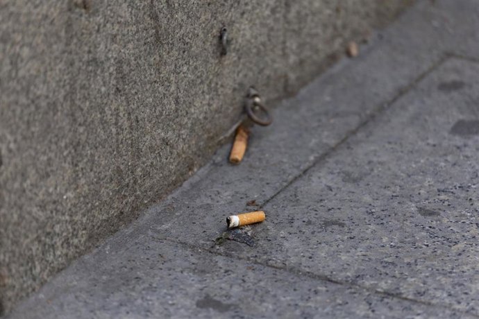 Archivo - Colillas en el suelo.