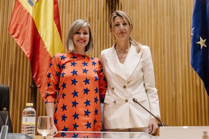 La vicepresidenta segunda y ministra de Trabajo y Economía Social, Yolanda Díaz (D), y la portavoz de Sumar en el Congreso, Verónica Martínez Barbero (I), participan en una jornada parlamentaria organizada por el Grupo Sumar sobre el sector bancario, en e
