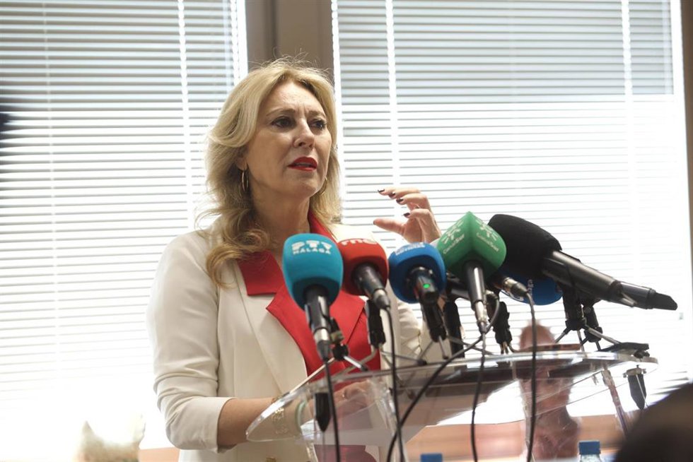 La consejera de Economía, Hacienda y Fondos Europeos y portavoz del Gobierno andaluz, Carolina España, en una rueda de prensa en Málaga