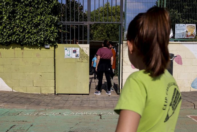 Archivo - Arxiu - Una xiqueta mira un col·legi afectat per la dana (arxiu)