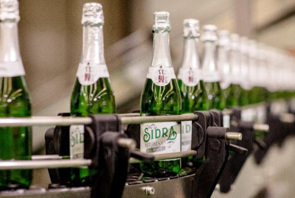 Detalle de botella de sidra espumosa 'El Mayu'