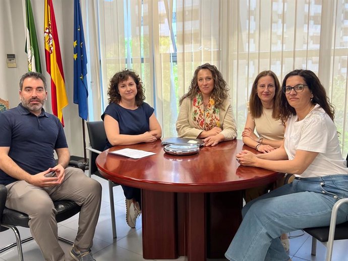La delegada territorial de Justicia, Rebeca Gómez, durante la reunión con el equipo directivo del CIMI Tierras de Oria (Almería).