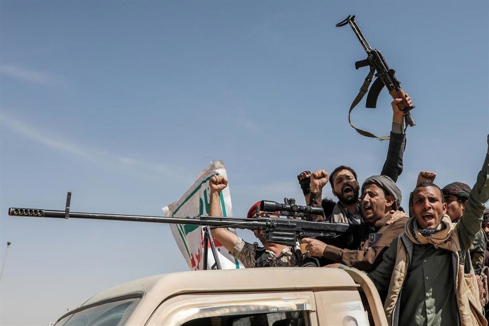 Archivo - Miembros de los rebeldes hutíes en la capital de Yemen, Saná (archivo)