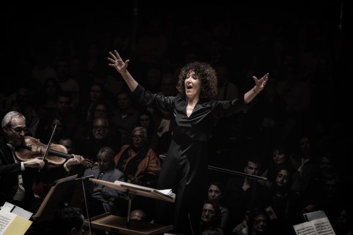Beatriz Fernández al capdavant de l'Orquestra de València. (arxiu)
