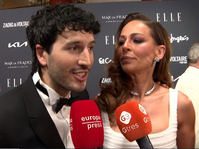 Sebastián Yatra y Eva González, durante la gala de los 'Elle Style Awards'