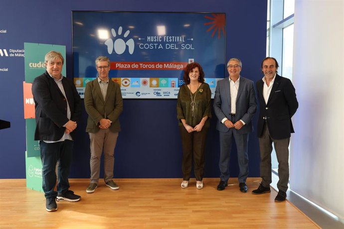 El presidente de la Diputación, Francisco Salado, junto al CEO de Grupo Mundo, Juan Antonio Rodríguez, el responsable de Comunicación de Grupo Mundo, Francisco Núñez y Marisa Martín y Andrés Olivares, representantes de las fundaciones Cudeca y Olivares.