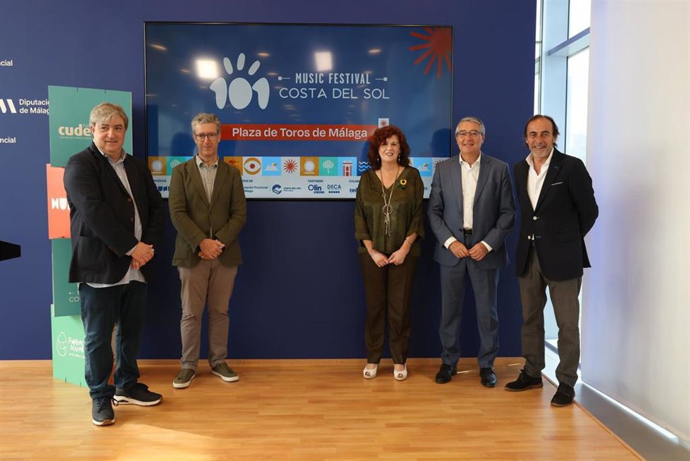 El presidente de la Diputación, Francisco Salado, junto al CEO de Grupo Mundo, Juan Antonio Rodríguez, el responsable de Comunicación de Grupo Mundo, Francisco Núñez y Marisa Martín y Andrés Olivares, representantes de las fundaciones Cudeca y Olivares.