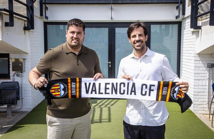Mikel Crespo junto a Carlos Grafiada, director del Valencia CF Femenino