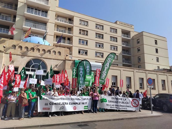 Concentración de sindicatos sanitarios en Almería contra el plan de verano del SAS.