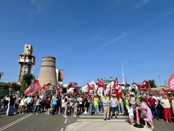 Concentración de trabajadores de Fertiberia en Puertollano contra el ERE proyectado por la empresa.