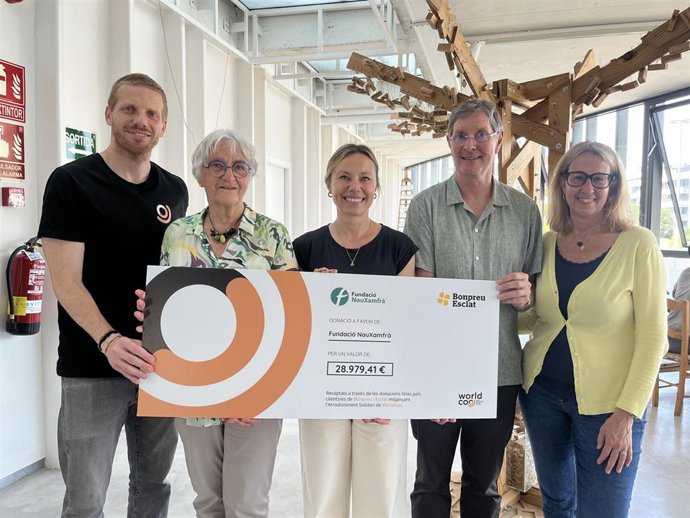 (De I A D) El Cofundador De Worldcoo, Sergi Figueres;  La Pta. De Fundació Nou Xamfrà, Imma Pericas; La Responsable D’RSC De Bon Preu Susanna Juan; El Vicepte. De Nou Xamfrà, Philip Little; Y La Jefa De Finanzas Y RRHH De Nou Xamfrà, Quima Giménez.
