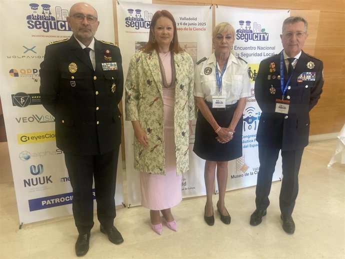 Irene Cortes (2 i), junto a mandos de las policías locales que participan en el encuentro, entre ellos la la superintendente jefa de la Policía Municipal de Valladolid, Julia González, y el presidente de Unijepol, Pascual Martínez (d).