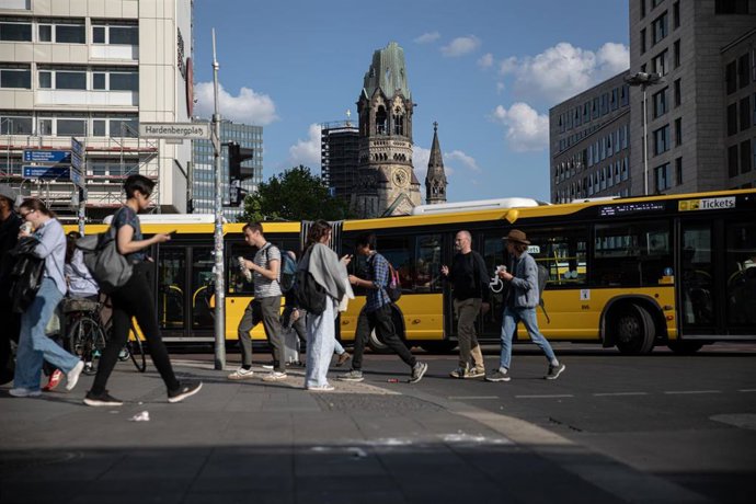 Un grupo de peatones pasea por una calle de Hamburgo, Alemania