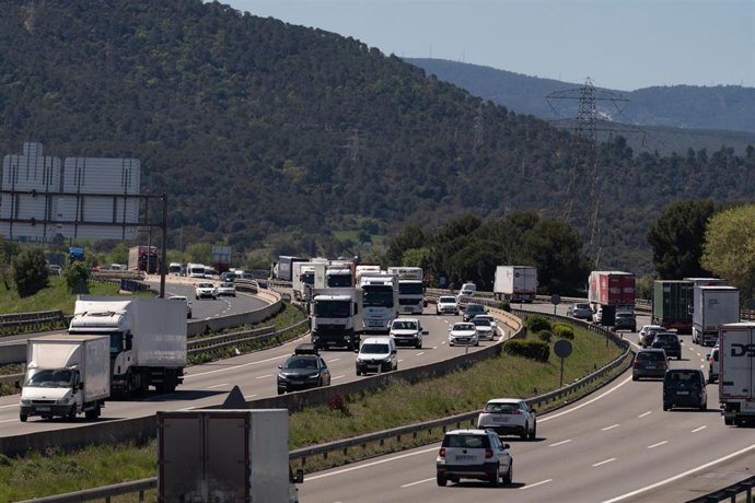 Archivo - Tráfico fluido durante la operación salida de Semana Santa, en la AP-7, a 17 de abril de 2025, en Sant Cugat, Barcelona, Catalunya (España)
