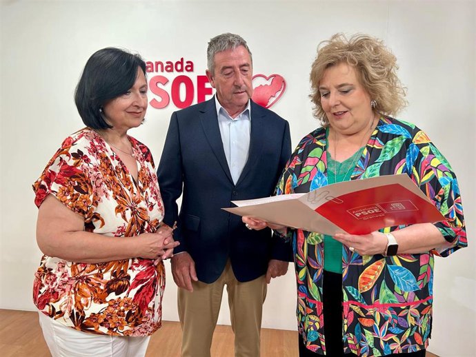 De izquierda a derecha en la imagen los diputados provinciales del PSOE en Granada Paqui Santaella, Manuel Martínez y Fátima Gómez