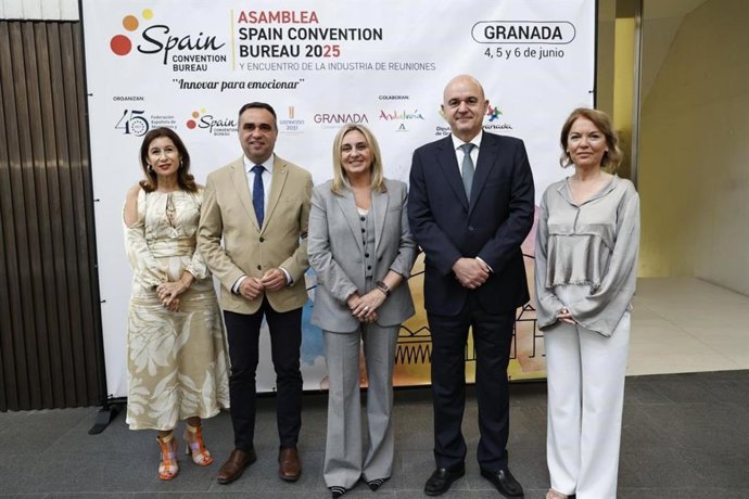 Apertura de la asamblea con la alcaldesa de Granada, Marifrán Carazo, en el centro en la imagen, flanqueada por el presidente de la Diputación, Francis Rodríguez, a su derecha, y el del Spain Convention Bureau, Vicent Marí