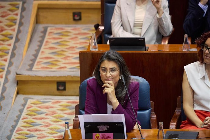 La portavoz de Más Madrid en la Asamblea, Manuela Bergerot, durante una sesión plenaria en la Asamblea de Madrid, a 5 de junio de 2025, en Madrid (España).