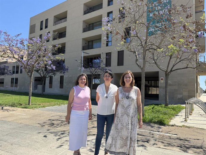 La diputada socialista Mercedes Garrido, la secretaria de Vivienda del PSIB-PSOE, Elena López, y la secretaria general del PSIB-PSOE, Francina Armengol.