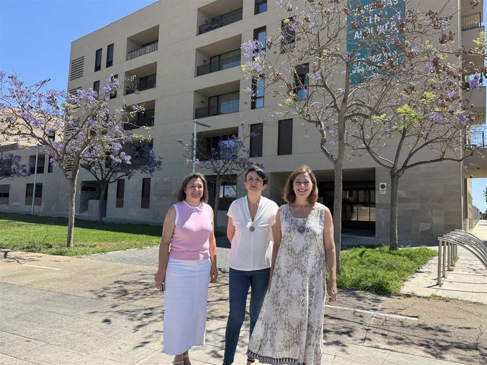 La diputada socialista Mercedes Garrido, la secretaria de Vivienda del PSIB-PSOE, Elena López, y la secretaria general del PSIB-PSOE, Francina Armengol.