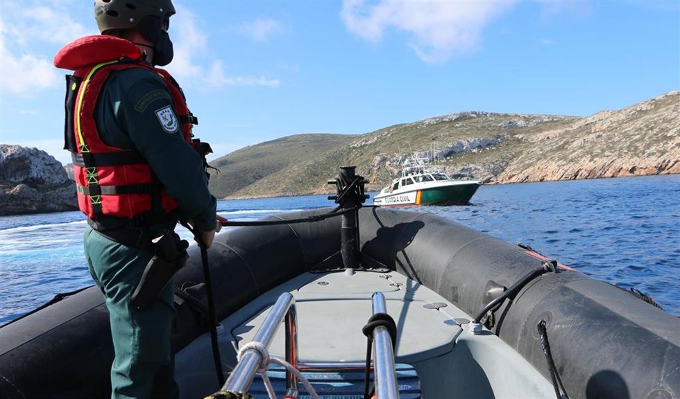 Archivo - Agente de la Guardia Civil en una embarcación.