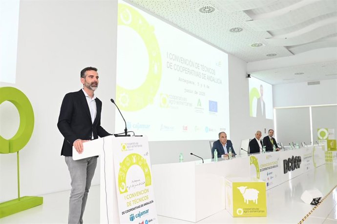 El consejero de Agricultura, Pesca, Agua y Desarrollo Rural, Ramón Fernández-Pacheco, en la inauguración de la I Convención de técnicos de cooperativas de Andalucía en Antequera.