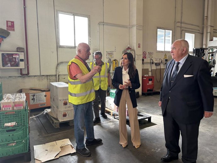 La presidenta de las Cortes de Aragón, Marta Fernández, visita el Banco de Alimentos de Zaragoza acompañada por su presidente, José Ignacio Alfaro.