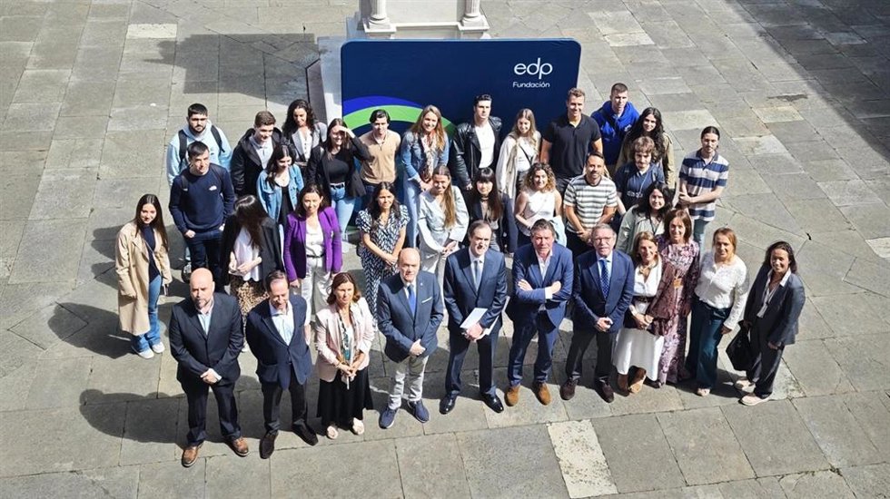 Estudiantes de la Universidad de Oviedo participantes en el programa de becas de la Fundación EDP junto a miembros de la Fundación y la Universidad.