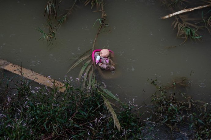 Archivo - Muñeca de juguete en La Albufera, días después de la dana que asoló la provincia de Valencia. 